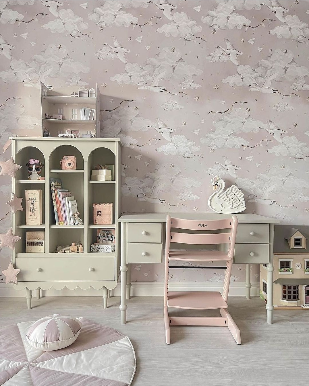 Meble z falbanką do pokoju dziecka