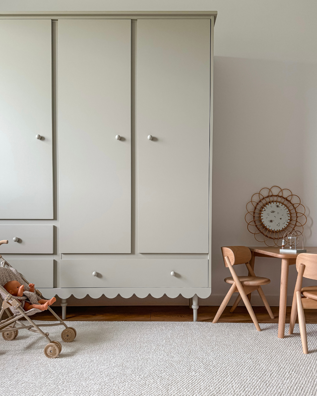 Meble dziecięce oliwkowe – jak stworzyć pokój w najmodniejszym kolorze roku?