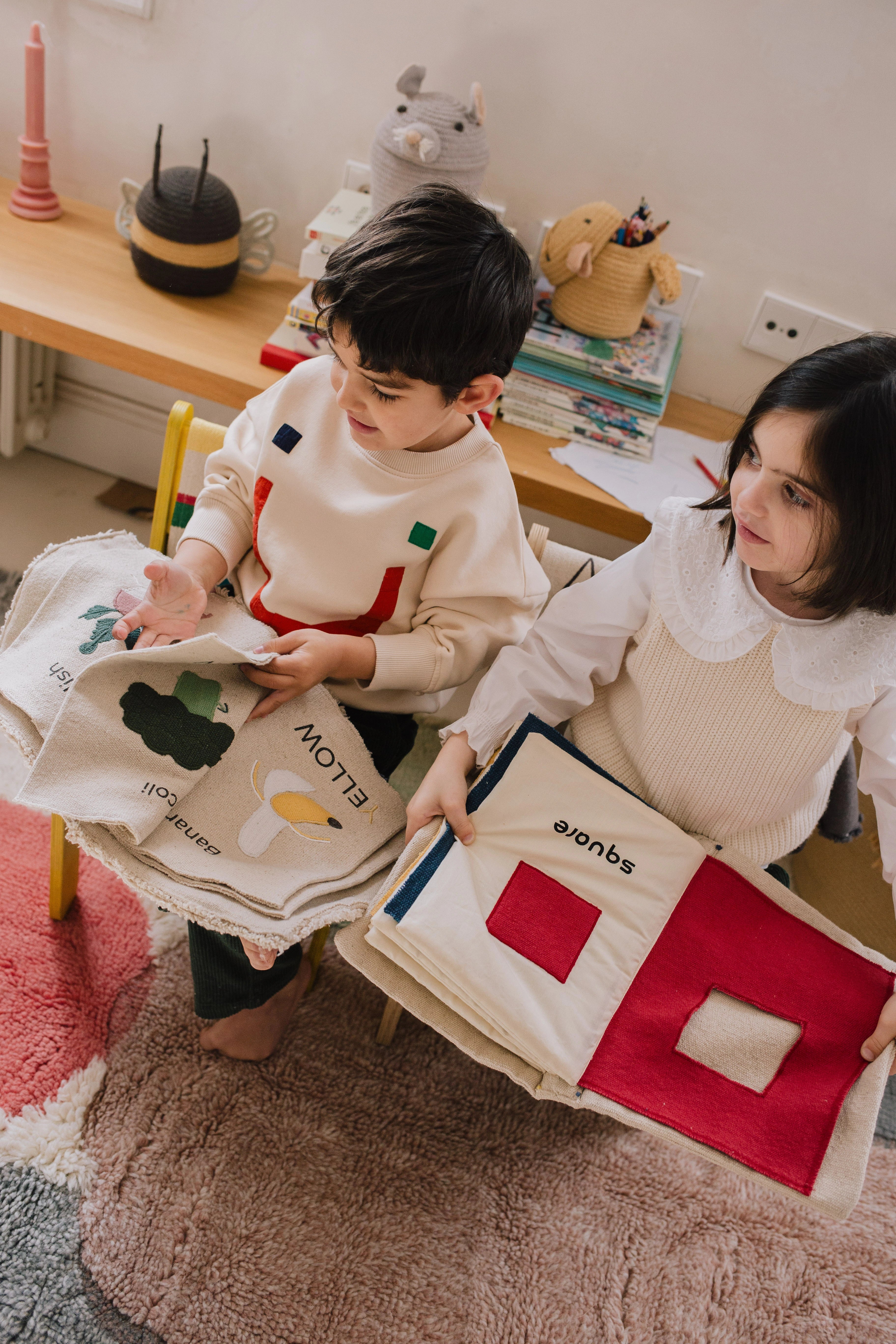 Książka sensoryczna montessori kolory