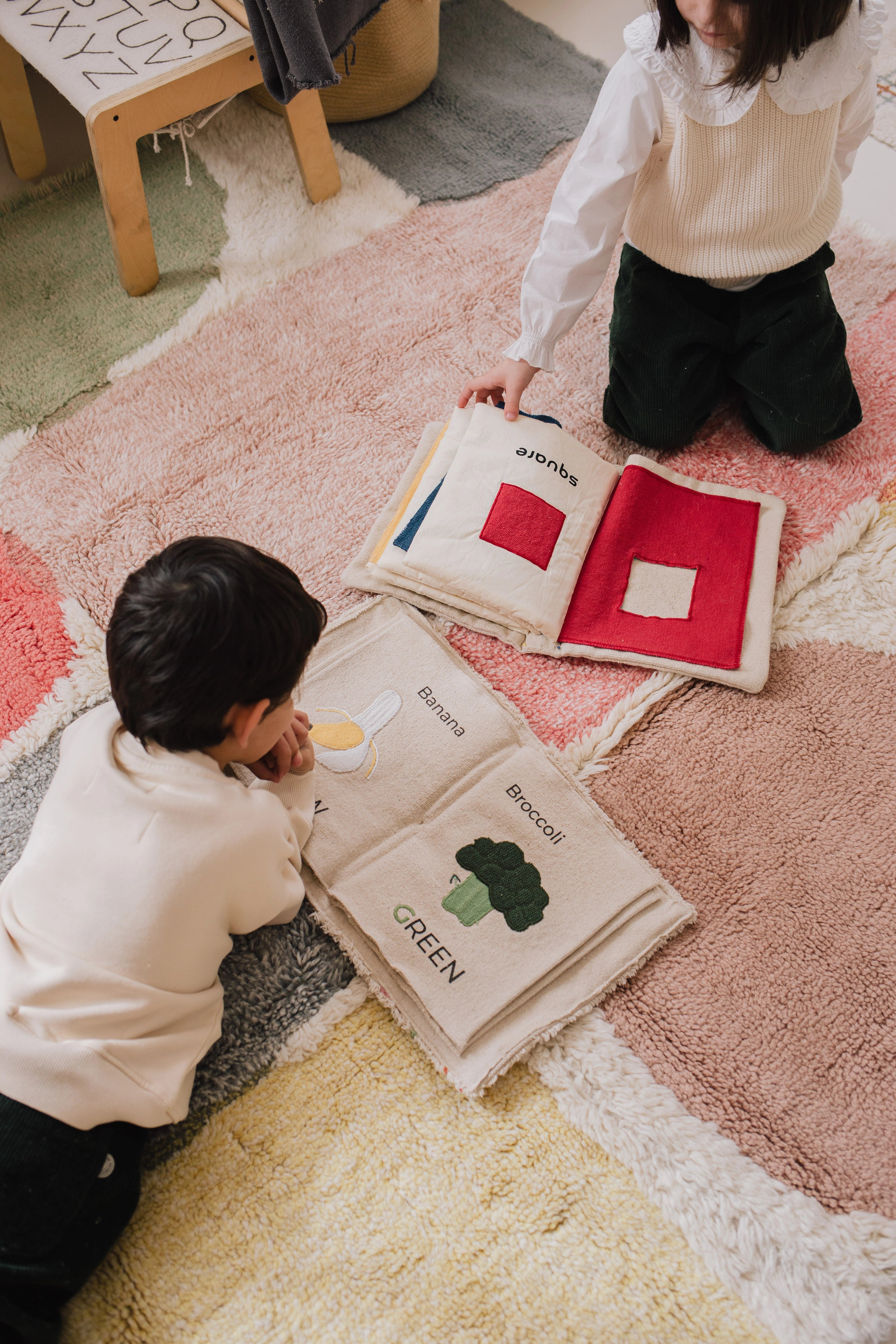 Książka sensoryczna montessori kolory
