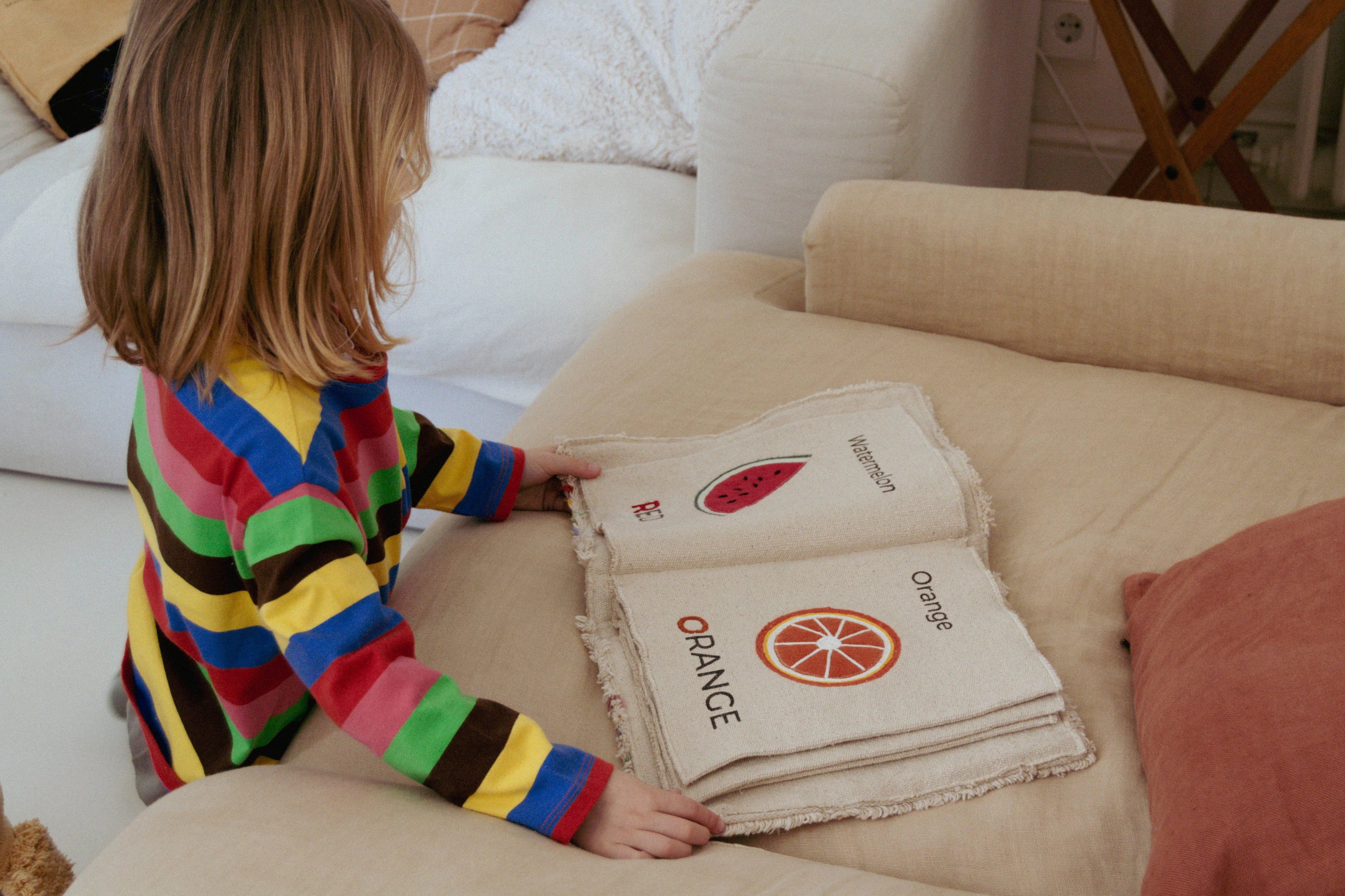 Książka sensoryczna montessori kolory