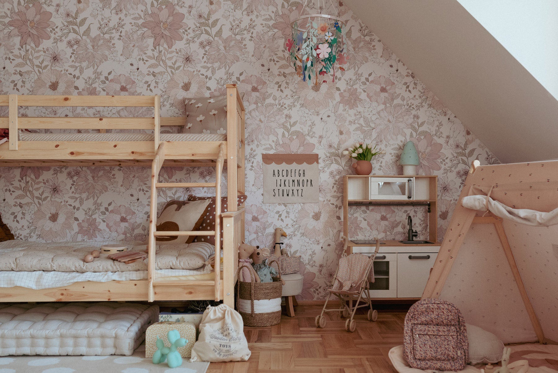 Tapeta w duże kwiaty Hide and Seek Rabbits