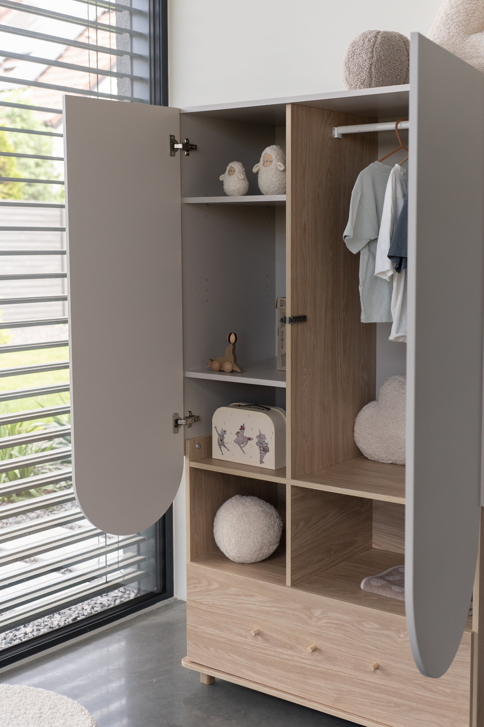 Drewniana szafa dziecięca z szufladą Bloom mała