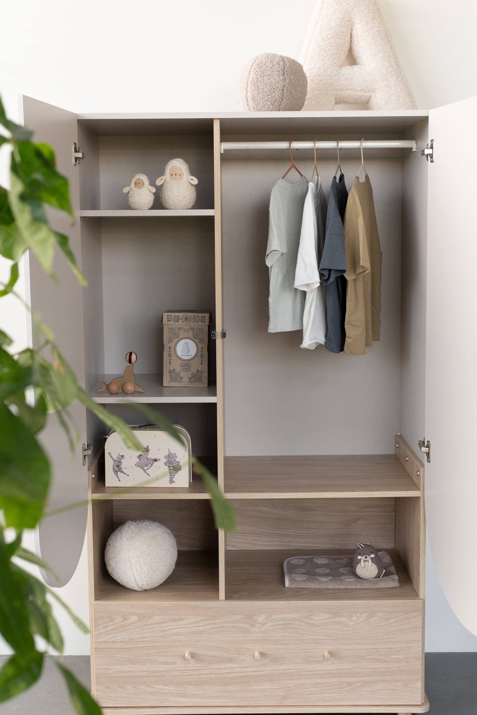 Drewniana szafa dziecięca z szufladą Bloom mała