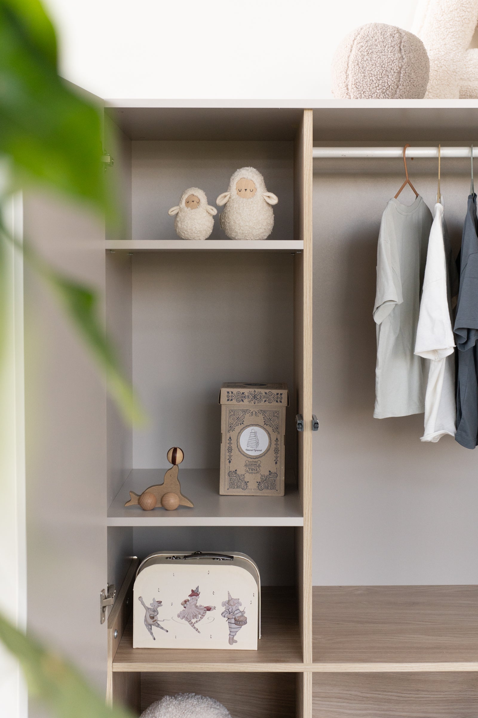 Drewniana szafa dziecięca z szufladą Bloom mała