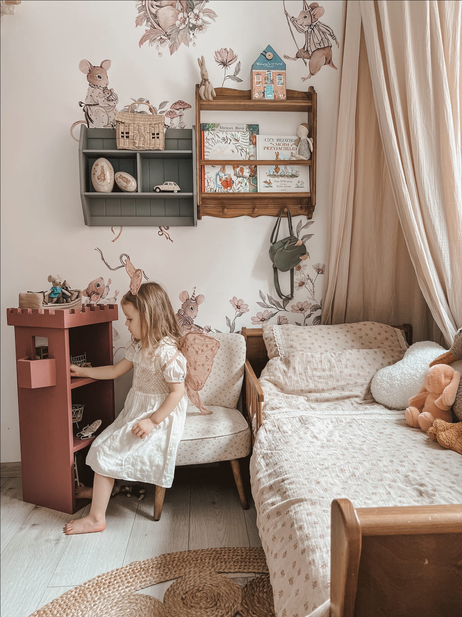 Drewniany domek dla myszek - wieża zamkowa