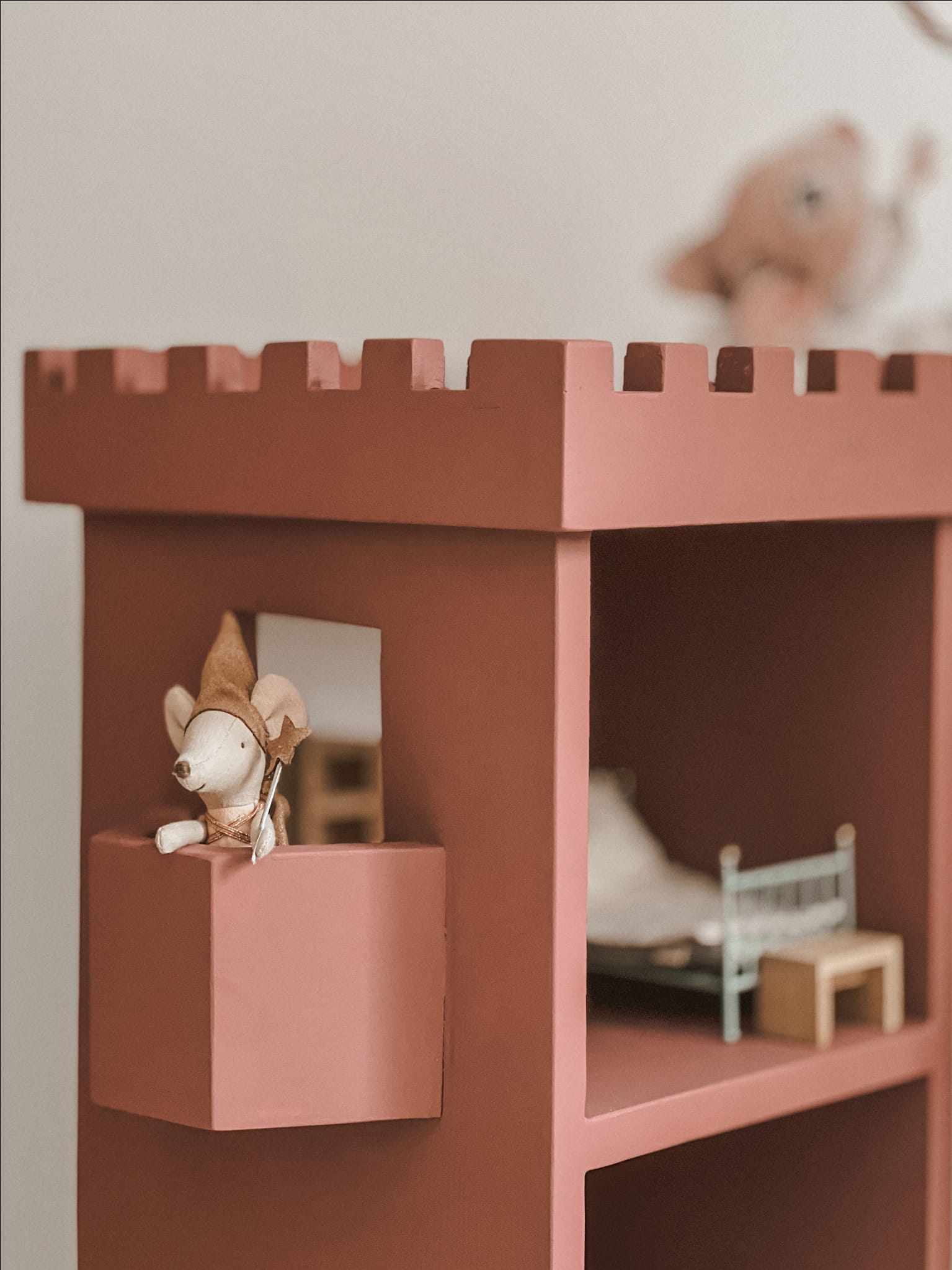 Drewniany domek dla myszek - wieża zamkowa