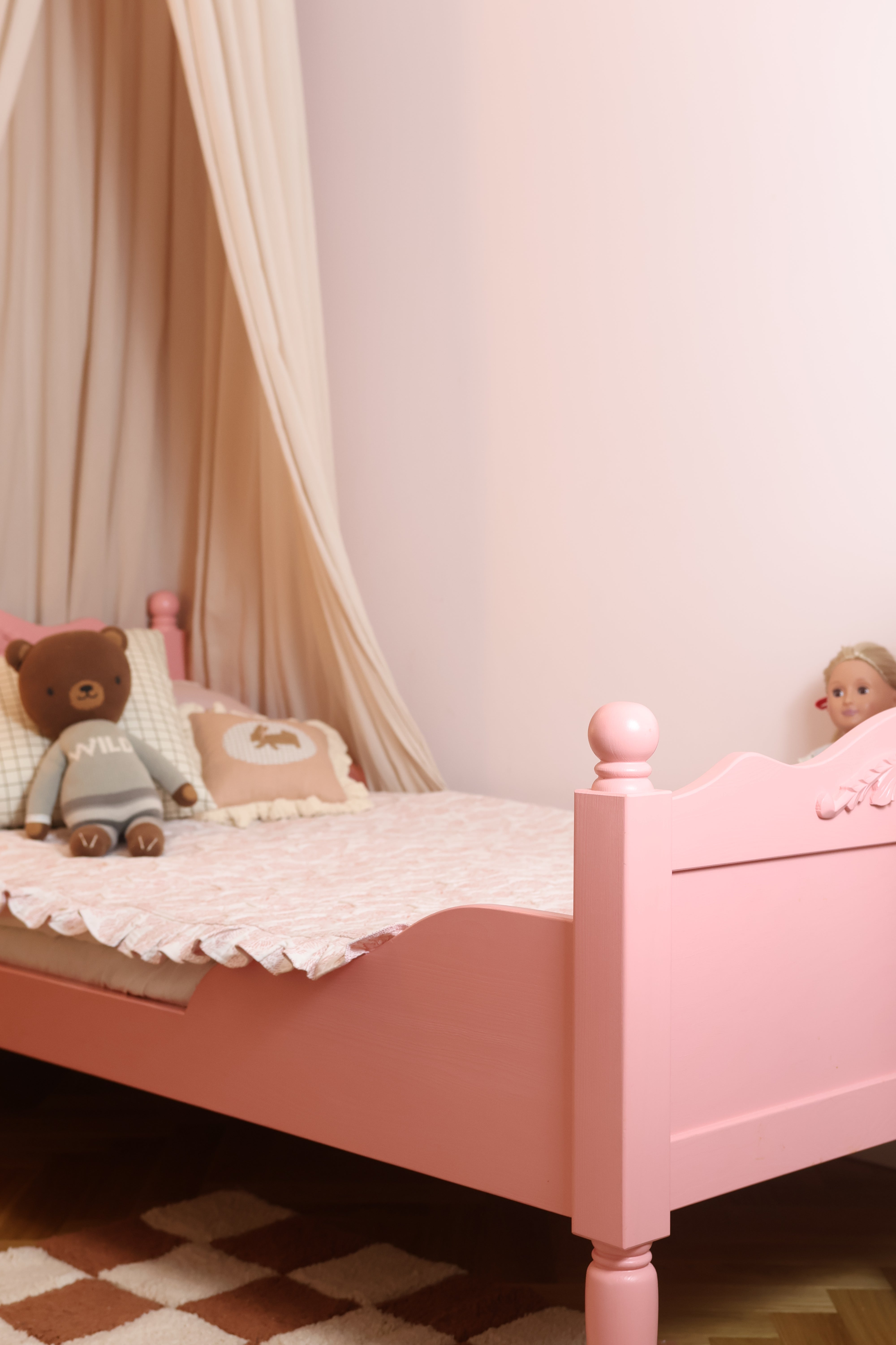 Łóżko dziecięce RETRO z ornamentem i rzeźbionymi nóżkami