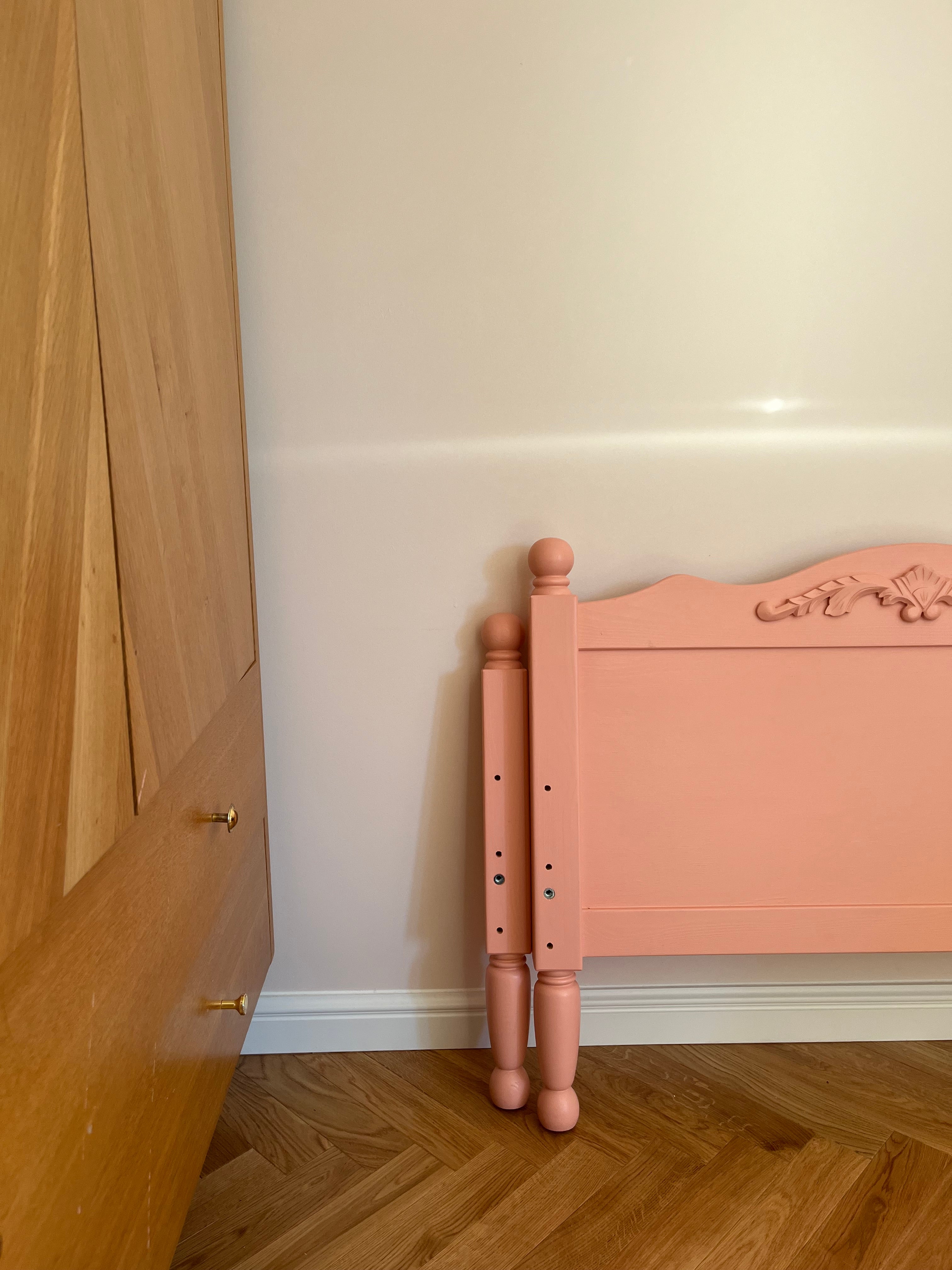 Łóżko dziecięce RETRO z ornamentem i rzeźbionymi nóżkami