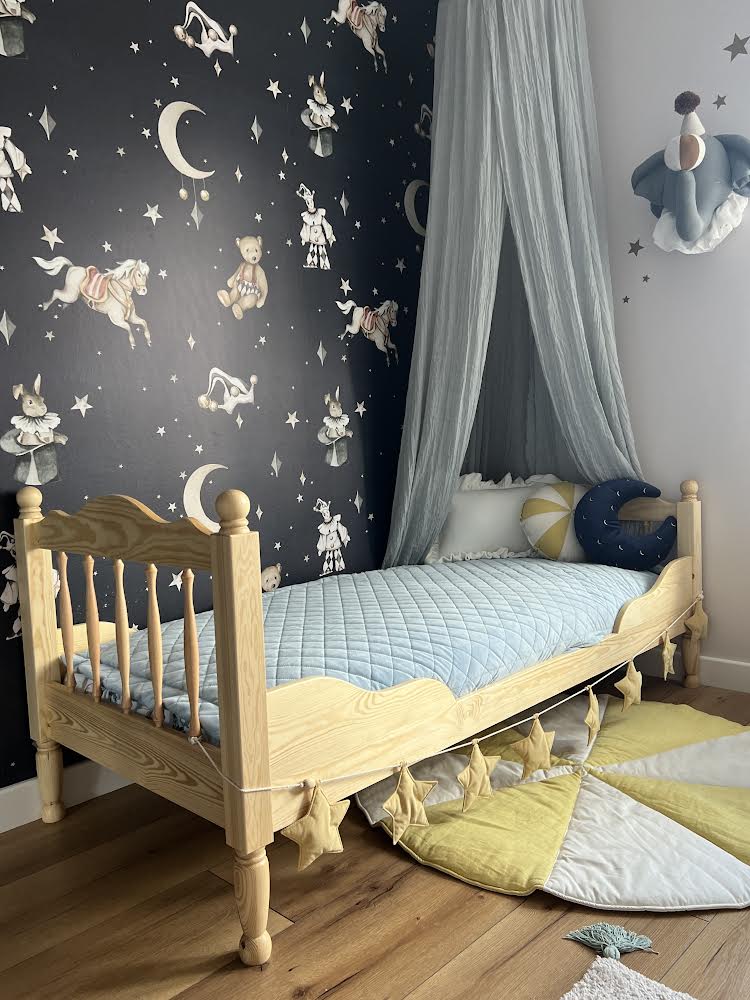 Łóżko dziecięce VINTAGE z rzeźbionymi nóżkami i szczebelkami