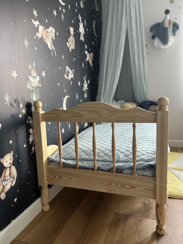 Łóżko dziecięce VINTAGE z rzeźbionymi nóżkami i szczebelkami