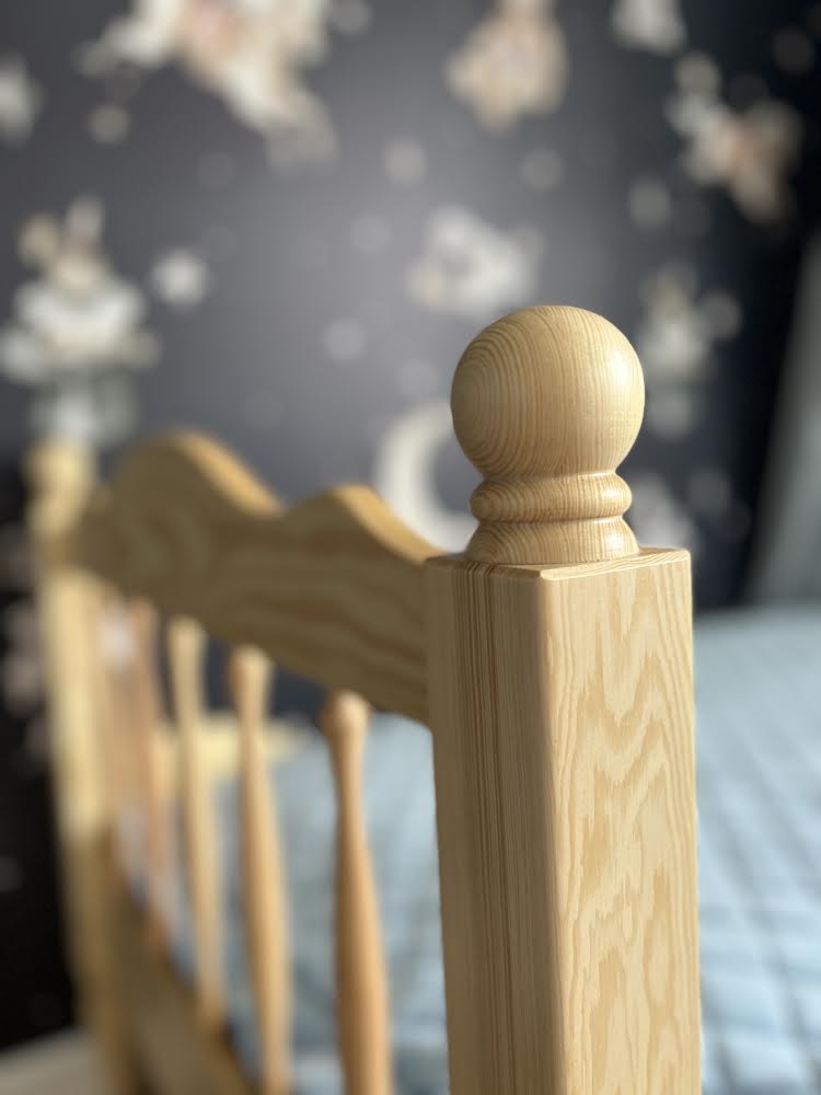 Łóżko dziecięce VINTAGE z rzeźbionymi nóżkami i szczebelkami