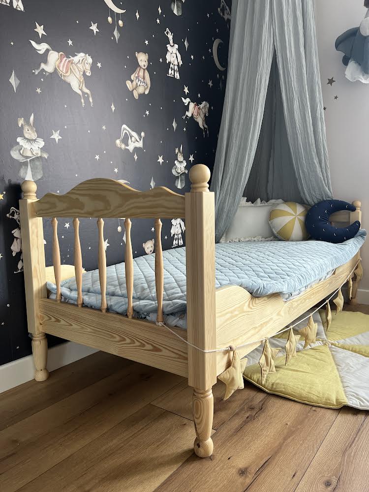 Łóżko dziecięce VINTAGE z rzeźbionymi nóżkami i szczebelkami