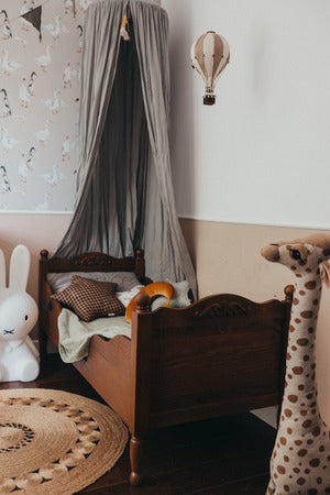 Łóżko dziecięce RETRO VINTAGE z ornamentem i rzeźbionymi nóżkami