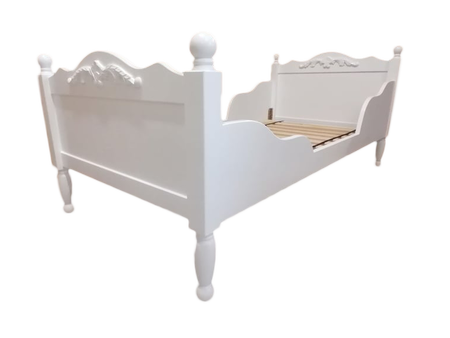 Łóżko dziecięce RETRO z ornamentem i rzeźbionymi nóżkami