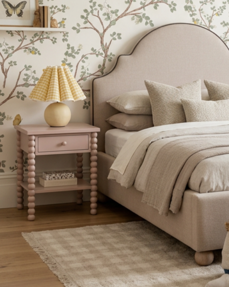 różowy stolik nocny w pokoju dziecka