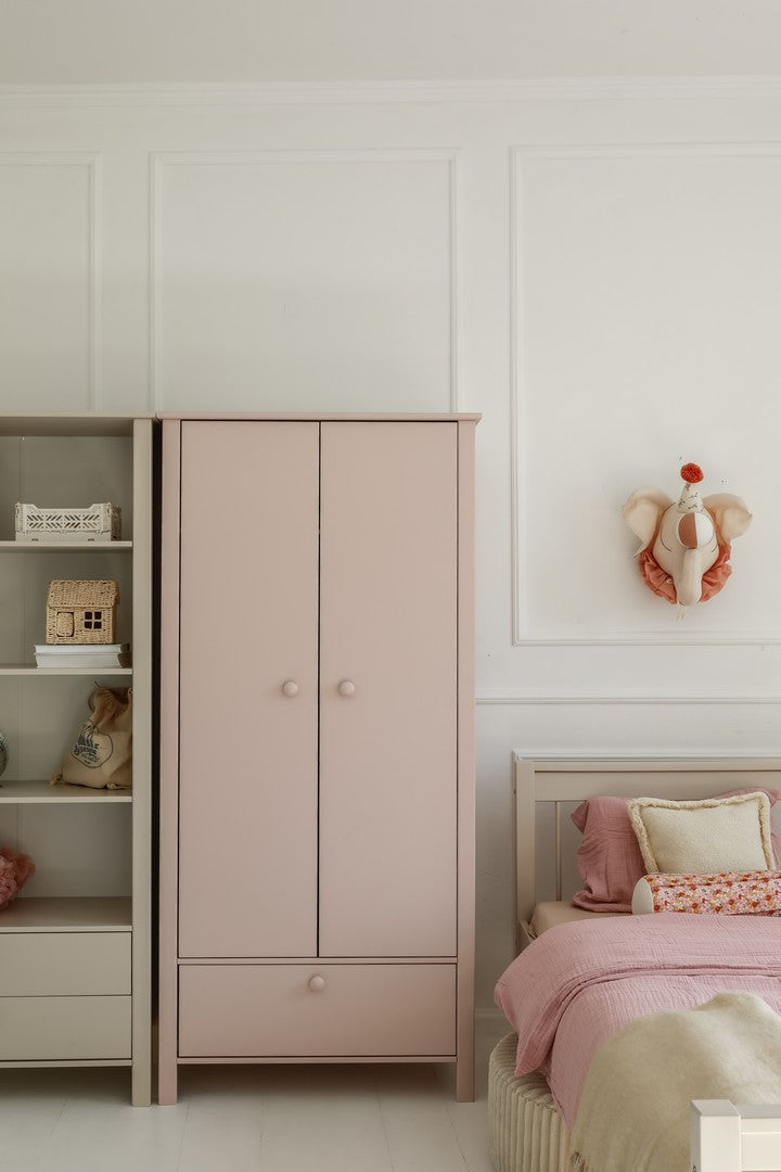 aranżacja pokoju dziecka z różową szafą