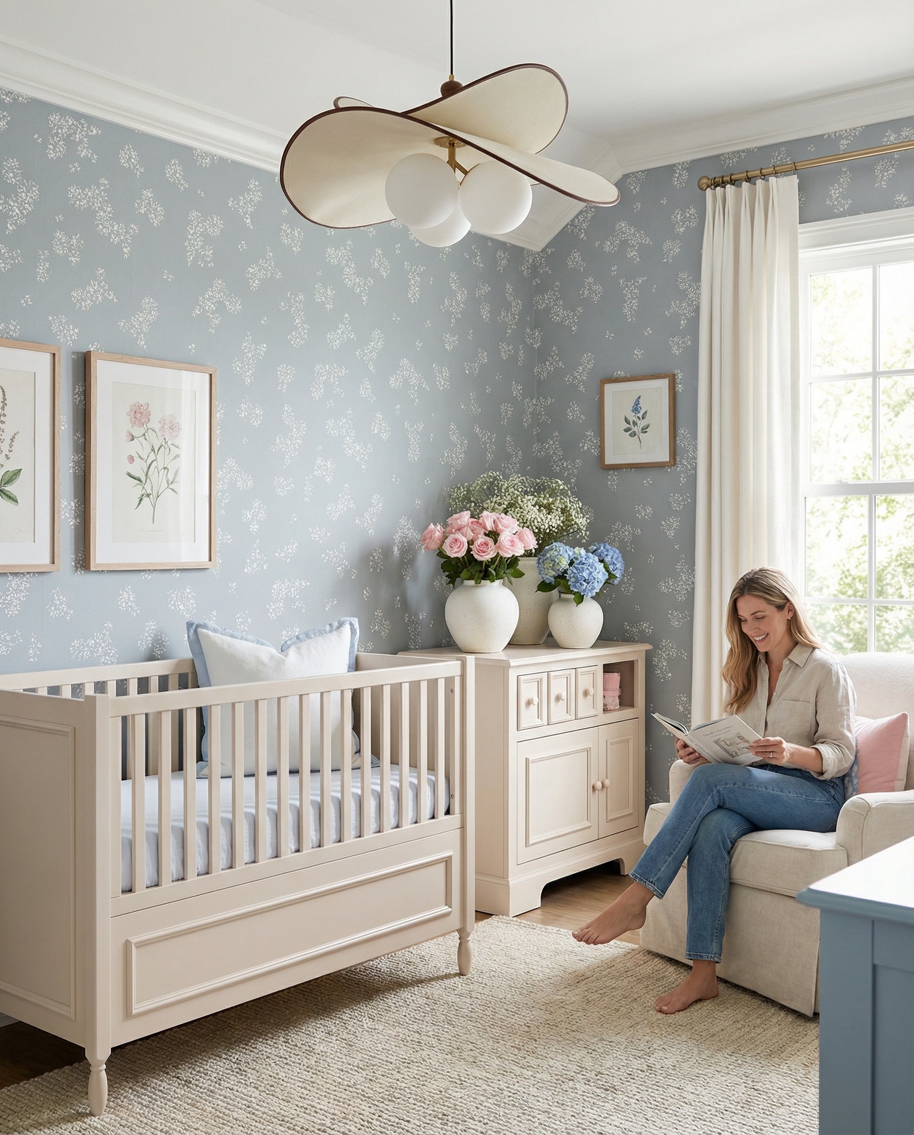 aranżacja pokoju niemowlaka z tapetą w białe kwiatuszki