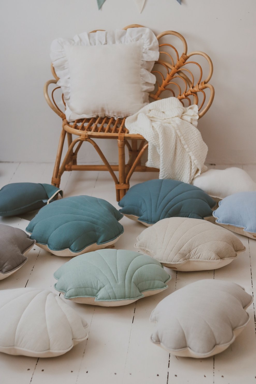 Poduszka lniana muszla "Baby Blue"