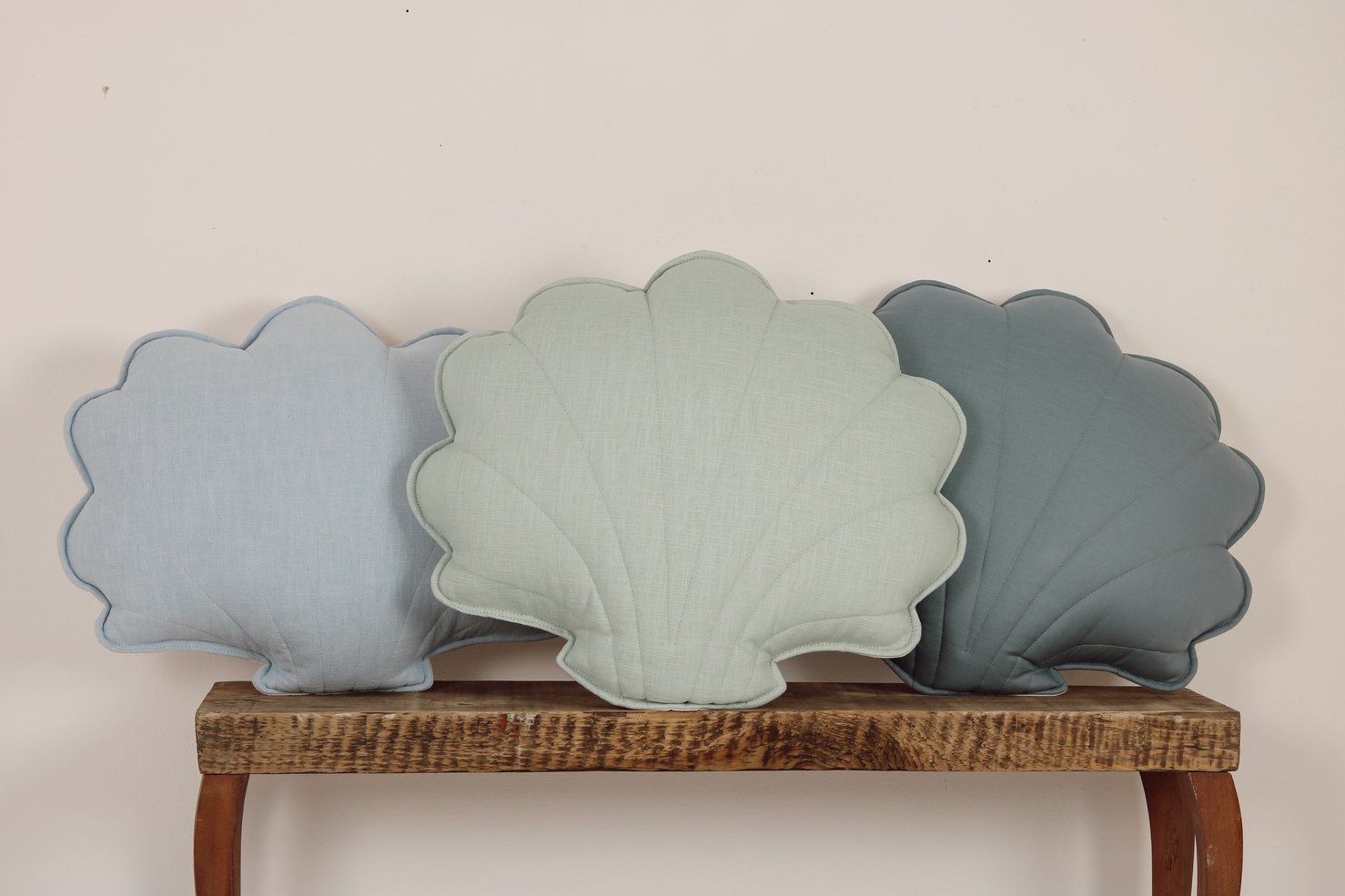 Poduszka lniana muszla "Baby Blue"