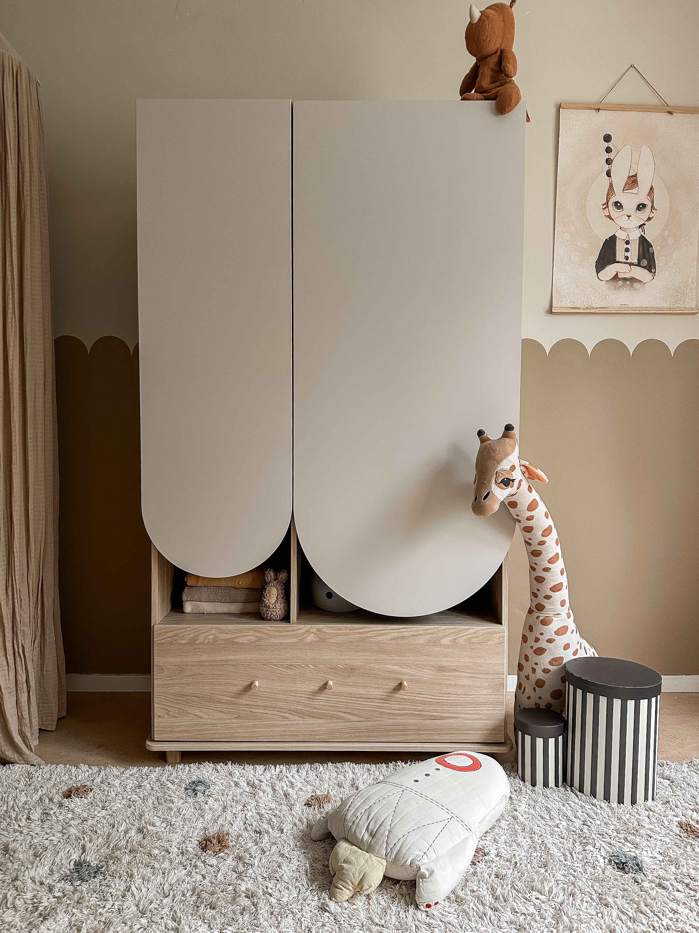 Drewniana szafa dziecięca z szufladą Bloom mała