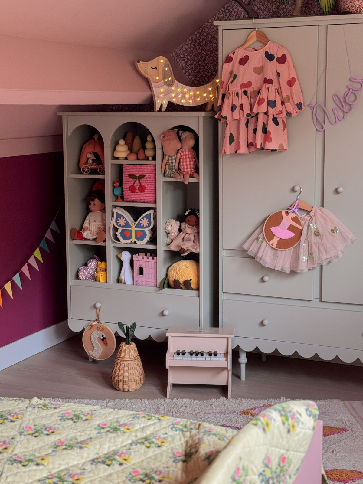 Regał na książki w stylu retro Babushka