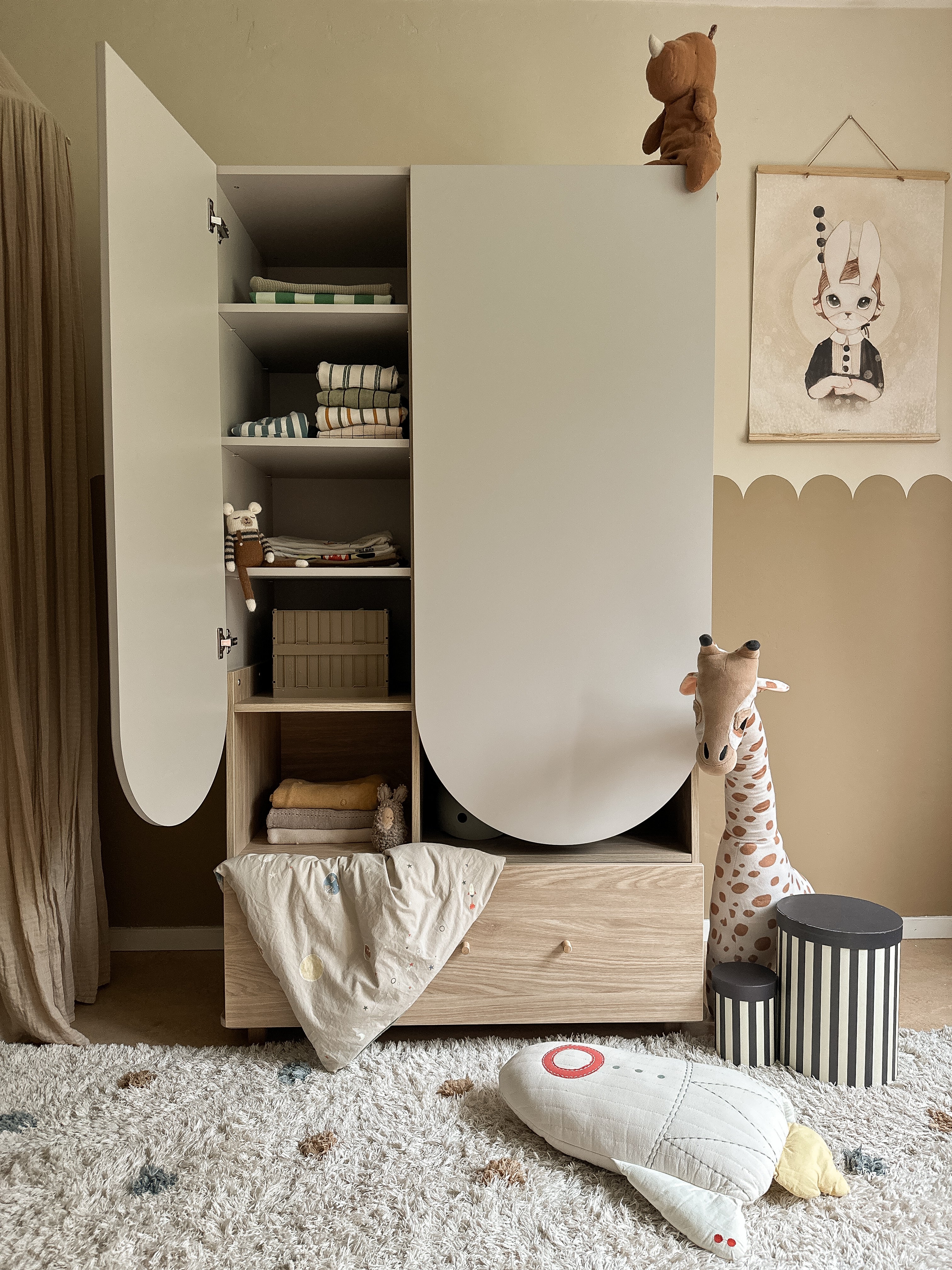 Drewniana szafa dziecięca z szufladą Bloom mała