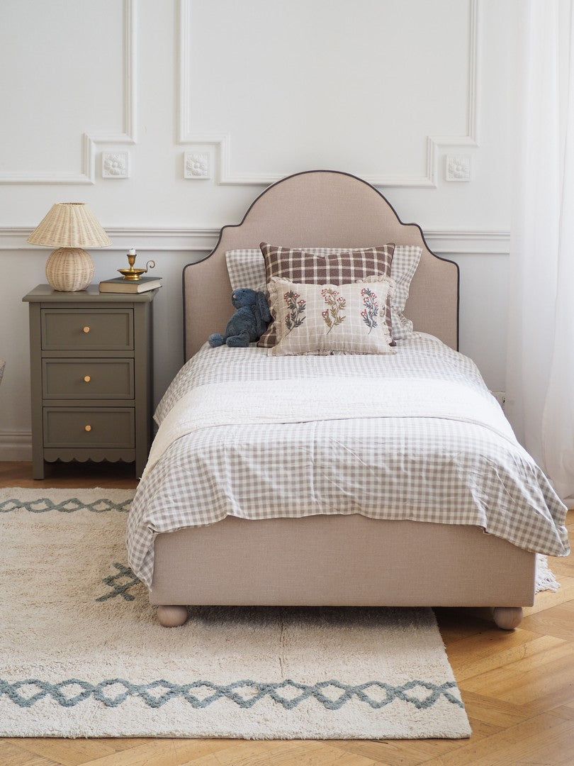 Aranżacja pokoju dziecka z łóżkiem tapicerowanym