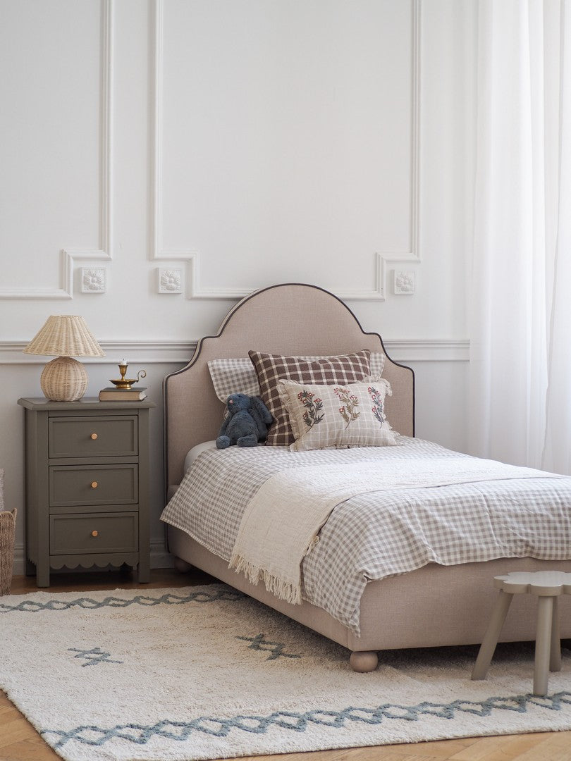 Aranżacja pokoju dziecka z łókiem tapicerowanym z pojemnikiem