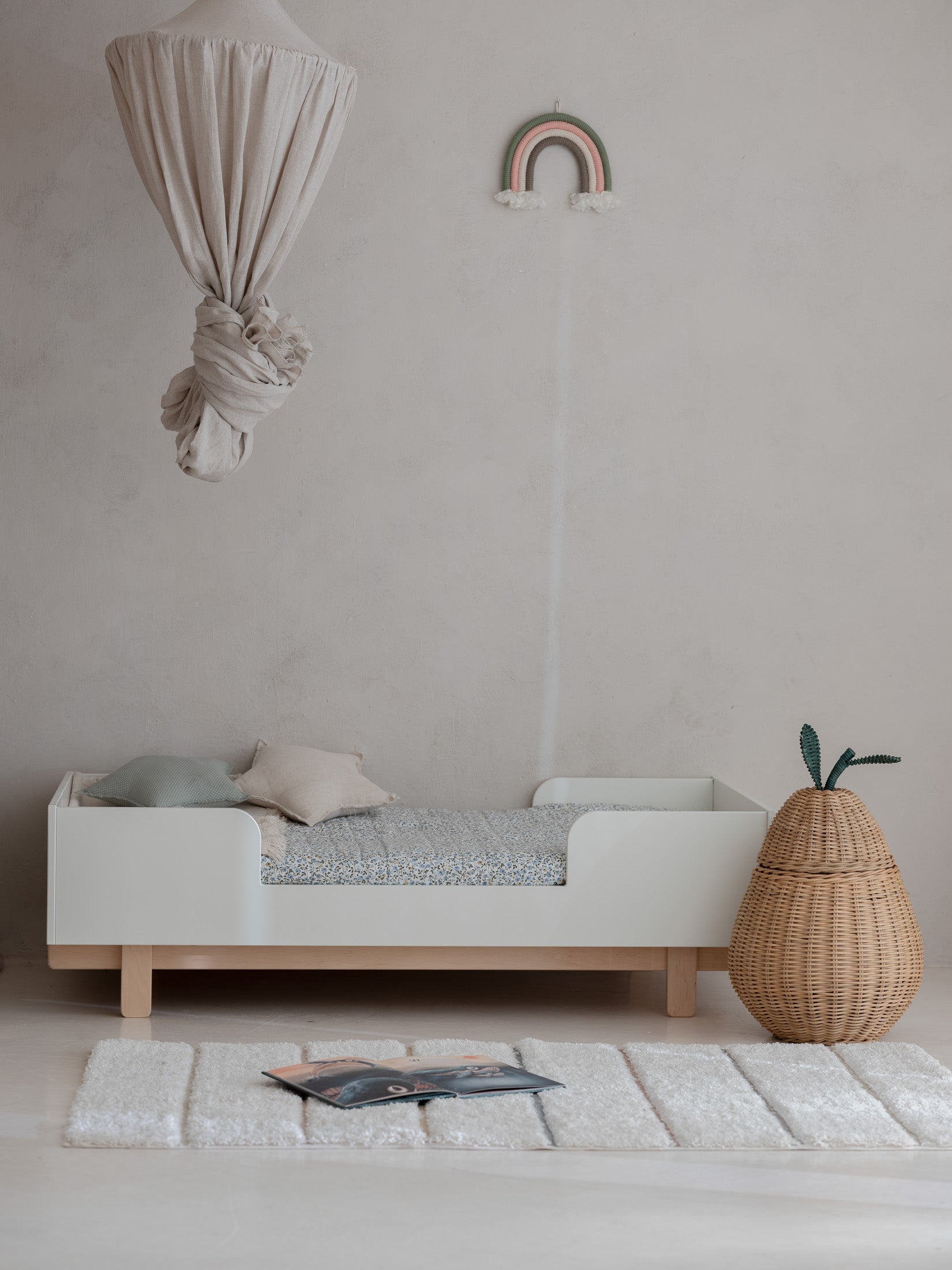Łóżeczko niemowlęce z barierką i funkcją tapczanika 140 x 70 cm Basic