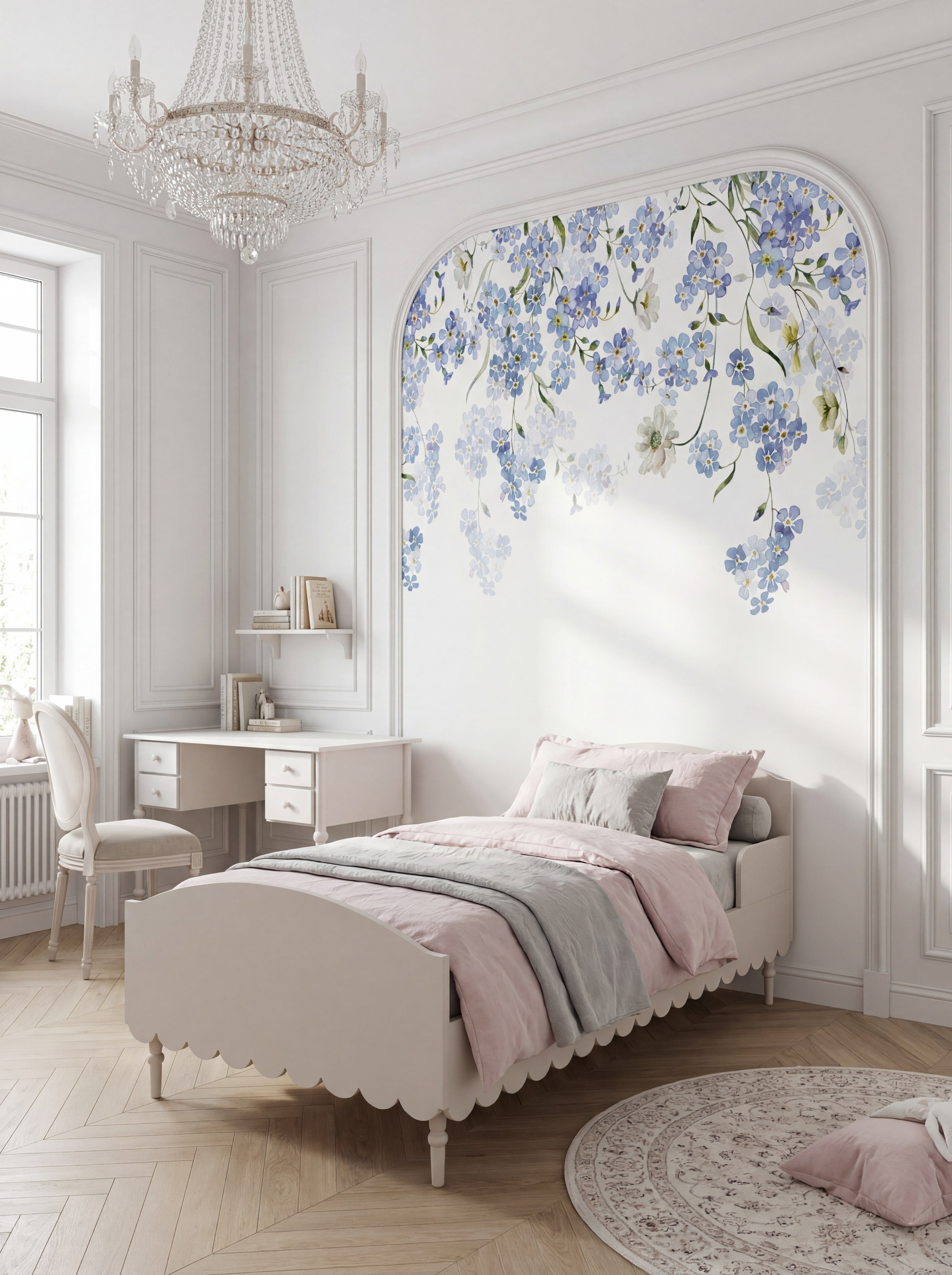 Aranżacja pokoju dziewczynki z muralem w niebieskie kwiaty oraz kolekcja Babushka