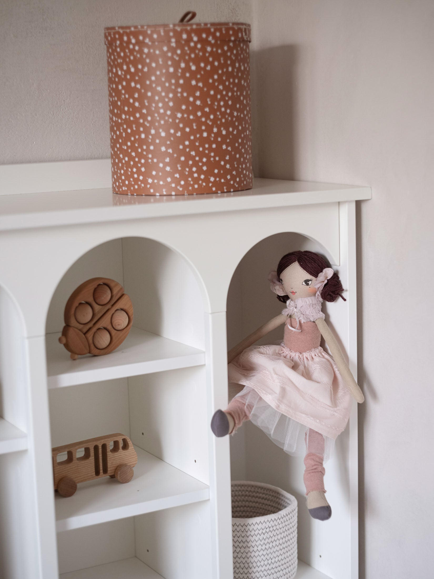 Regał na książki w stylu retro Babushka