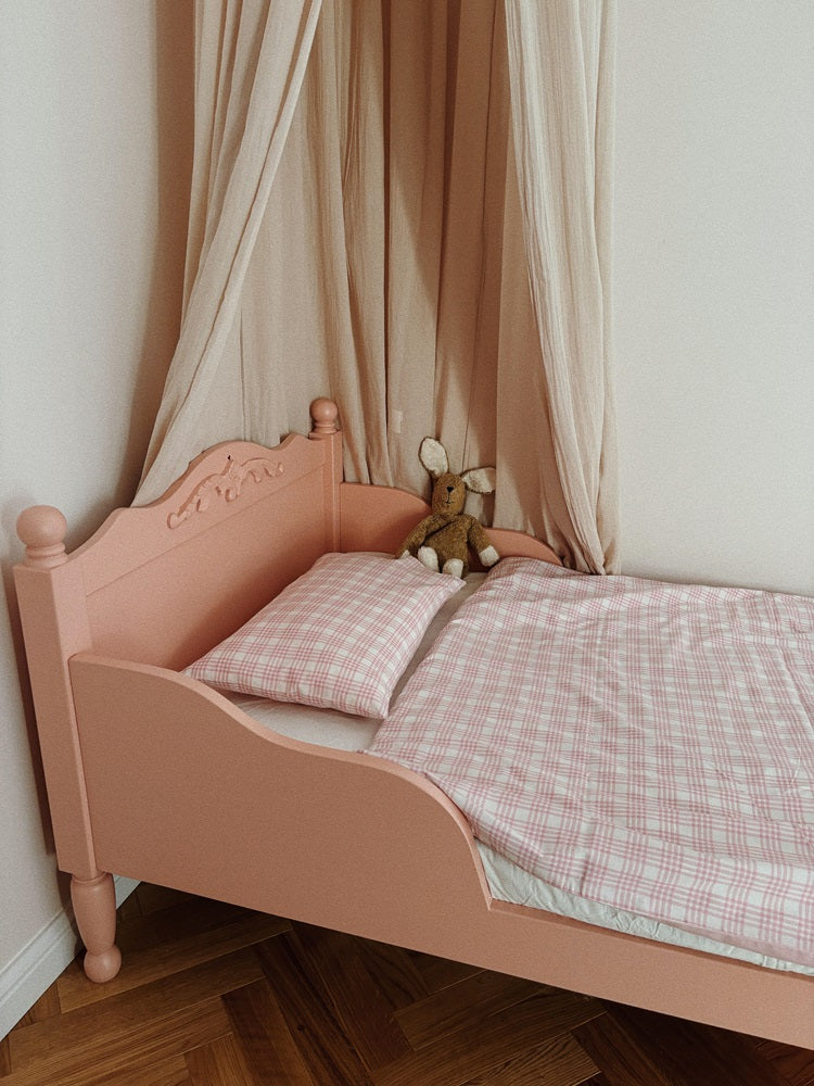 Łóżko dziecięce RETRO z ornamentem i rzeźbionymi nóżkami