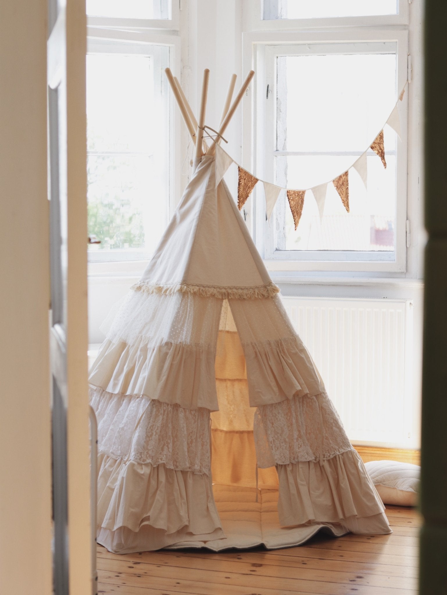 Namiot tipi "Shabby Chic" z falbankami
