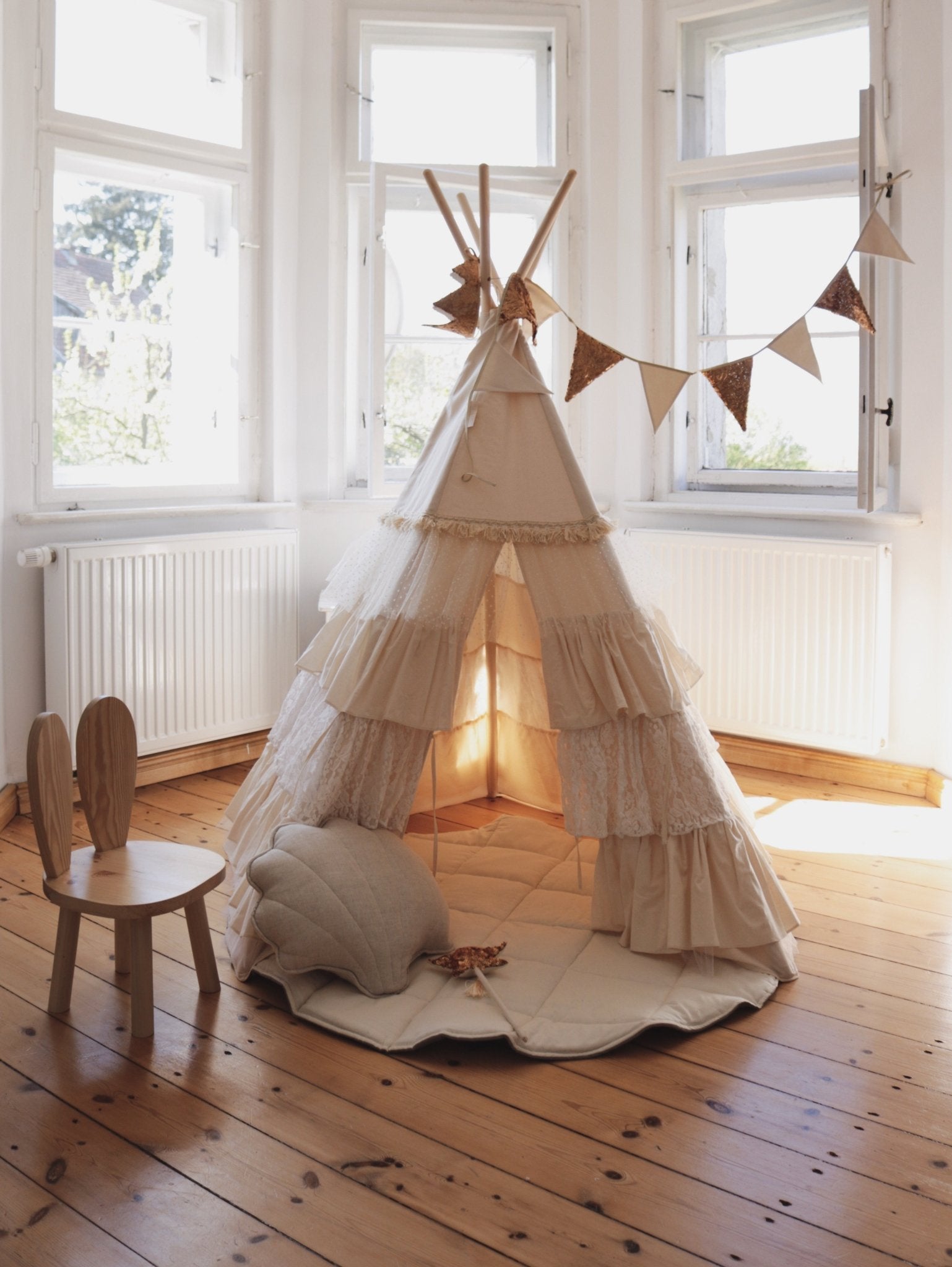 Namiot tipi "Shabby Chic" z falbankami