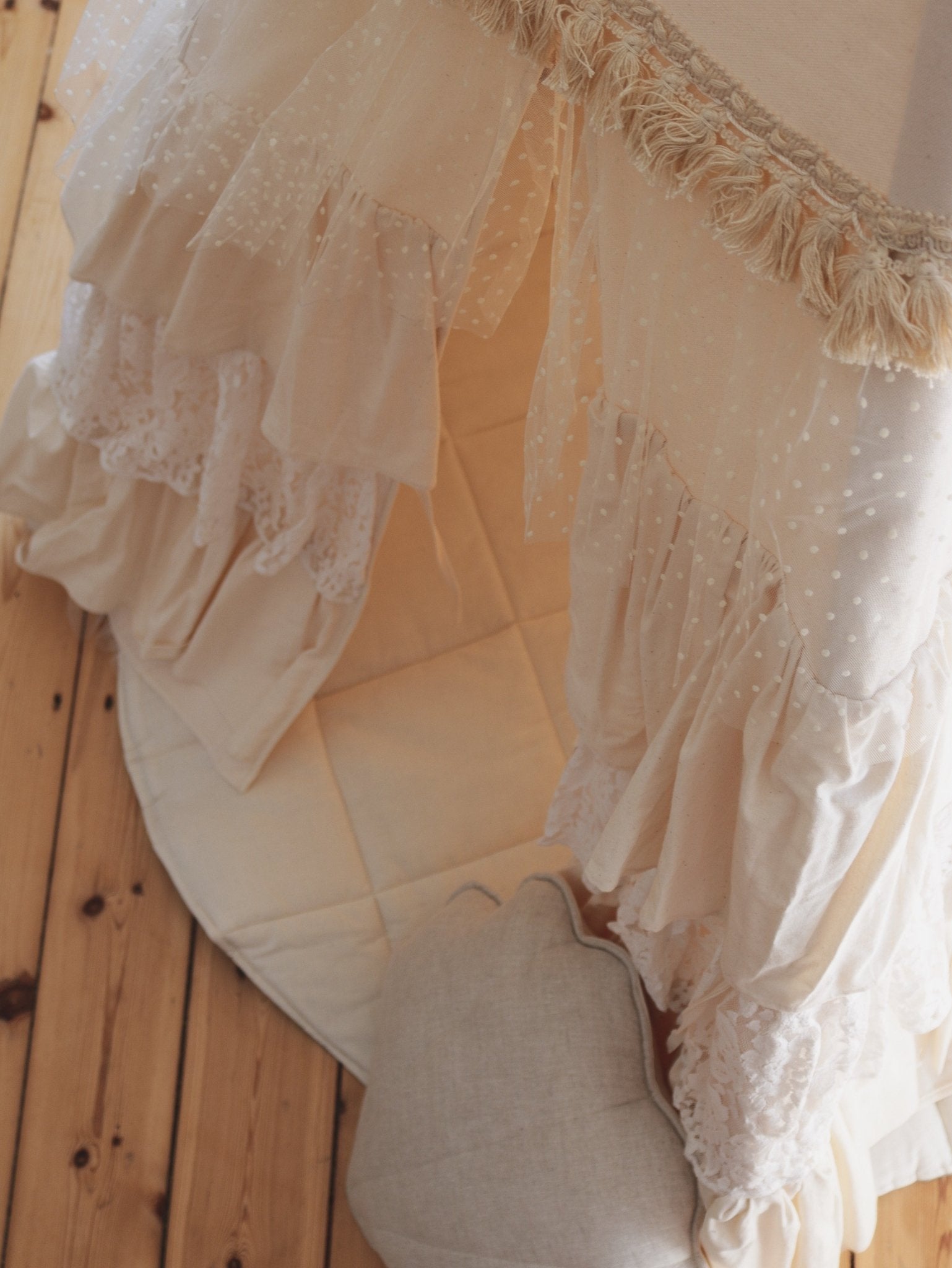 Namiot tipi "Shabby Chic" z falbankami