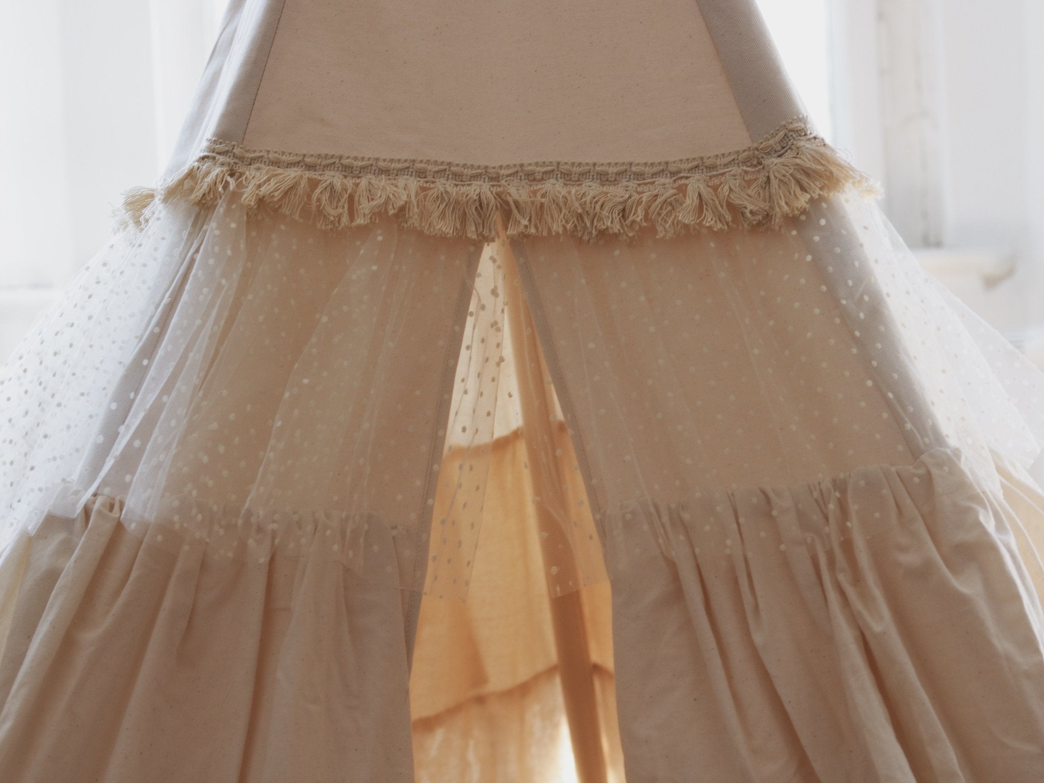 Namiot tipi "Shabby Chic" z falbankami