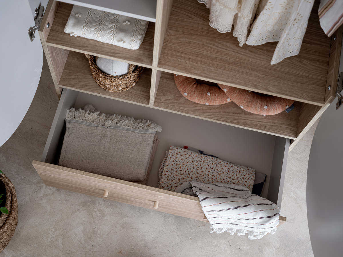 Drewniana szafa dziecięca z szufladą Bloom mała