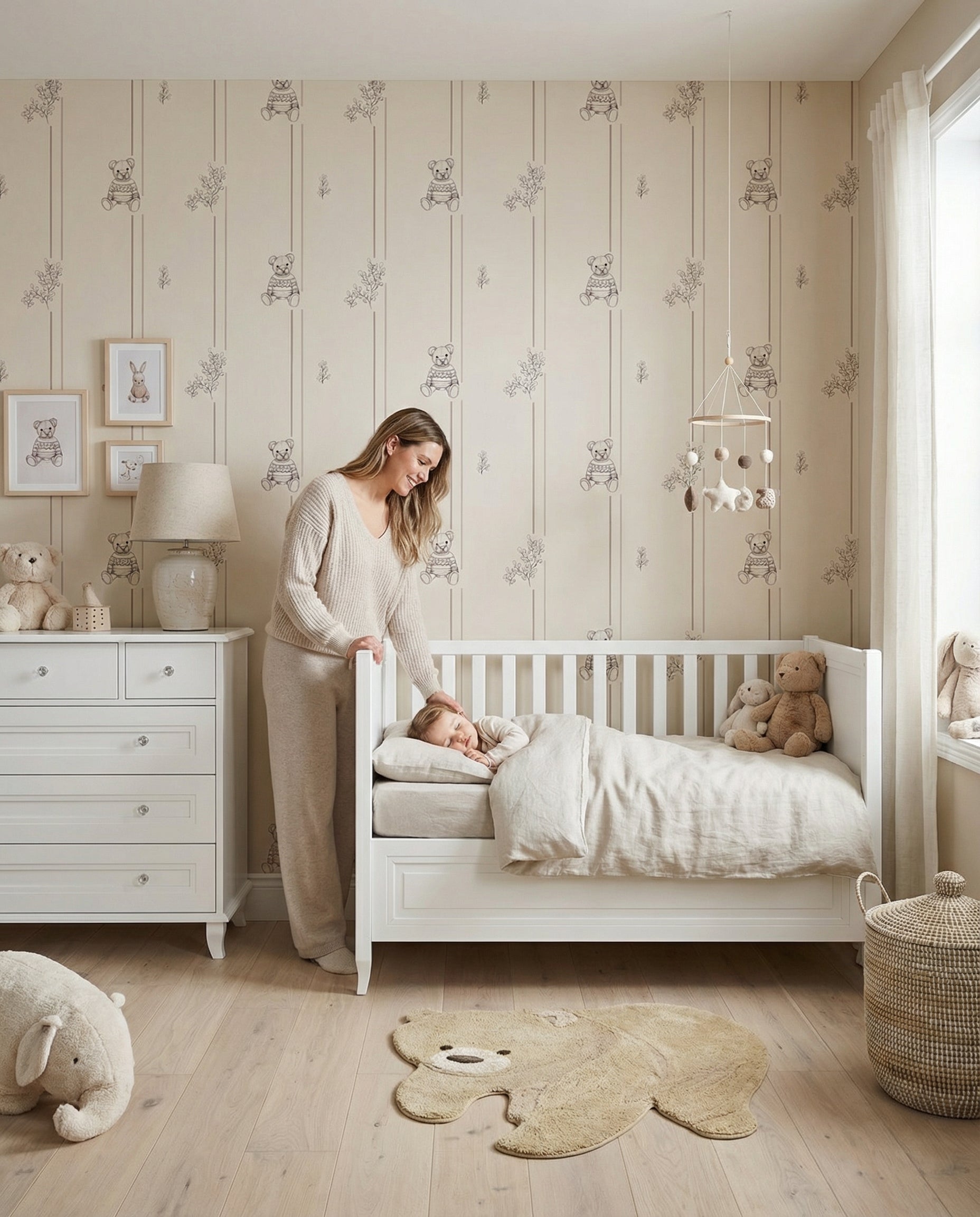Aranżacja pokoju niemowlaka z tapetą w misie i meblami z kolekcji Alex