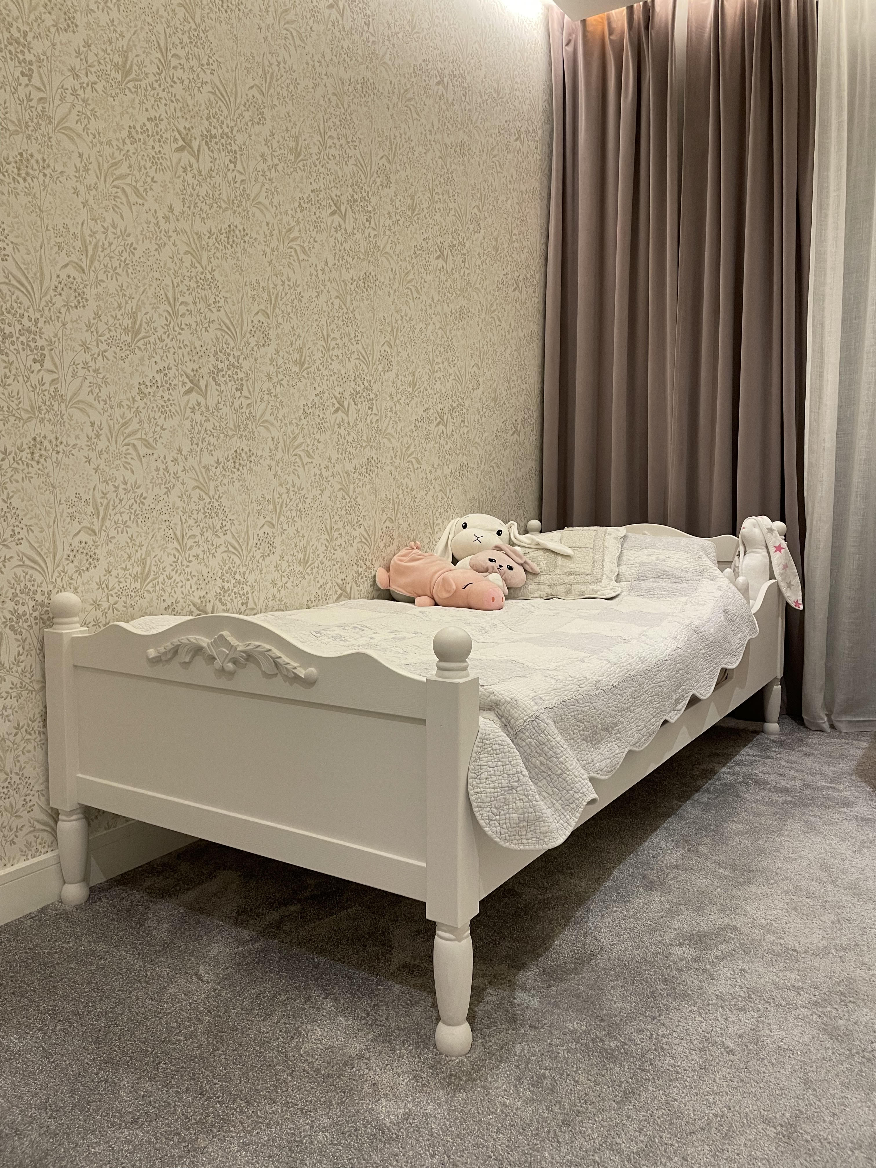 Łóżko dziecięce RETRO z ornamentem i rzeźbionymi nóżkami