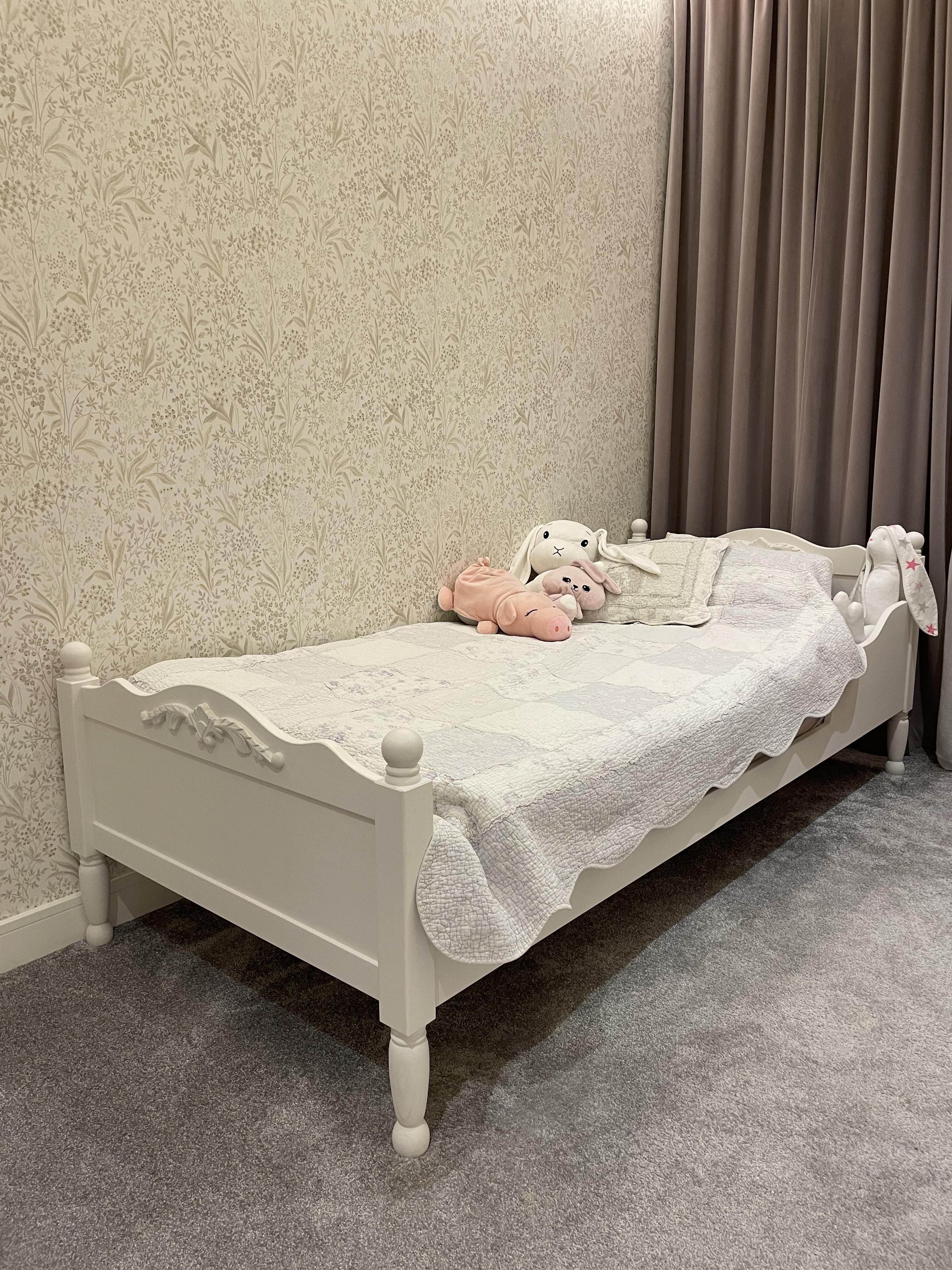 Łóżko dziecięce RETRO z ornamentem i rzeźbionymi nóżkami