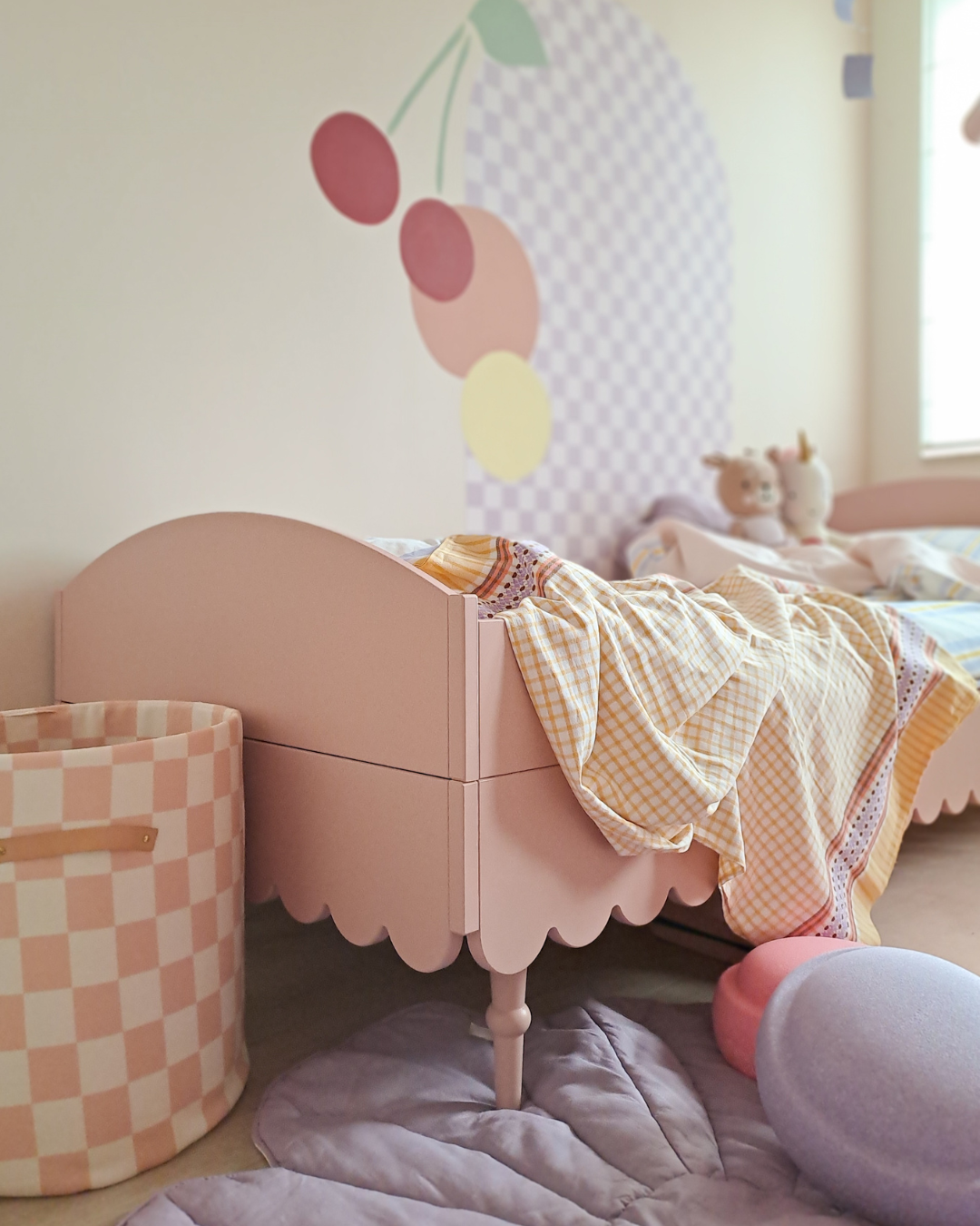 różowe meble w pokoju dziewczynki