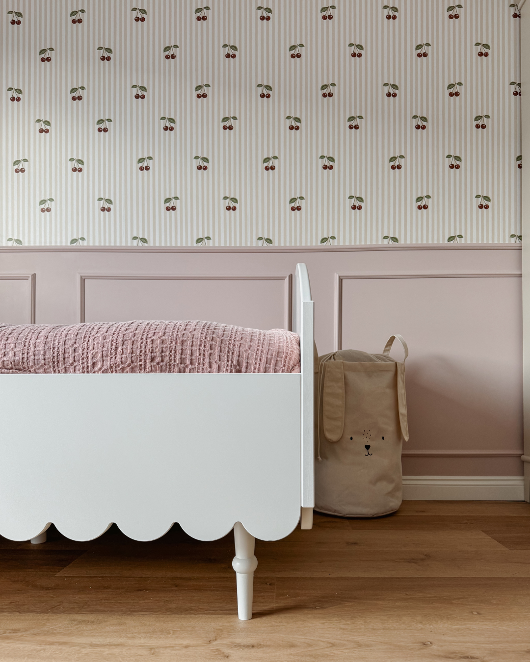 Łóżeczko z falbanką – ranking 4 najpiękniejszych modeli 2025. Hity sprzedażowe z Małego Pokoiku