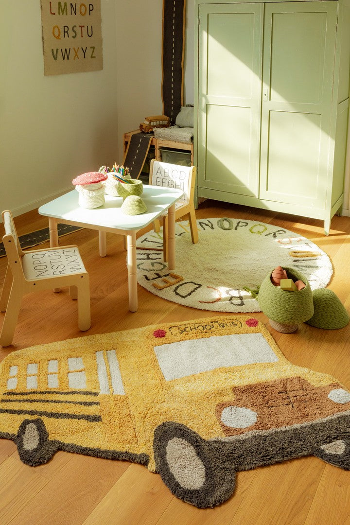 Dywan w kształcie autobusu szkolnego