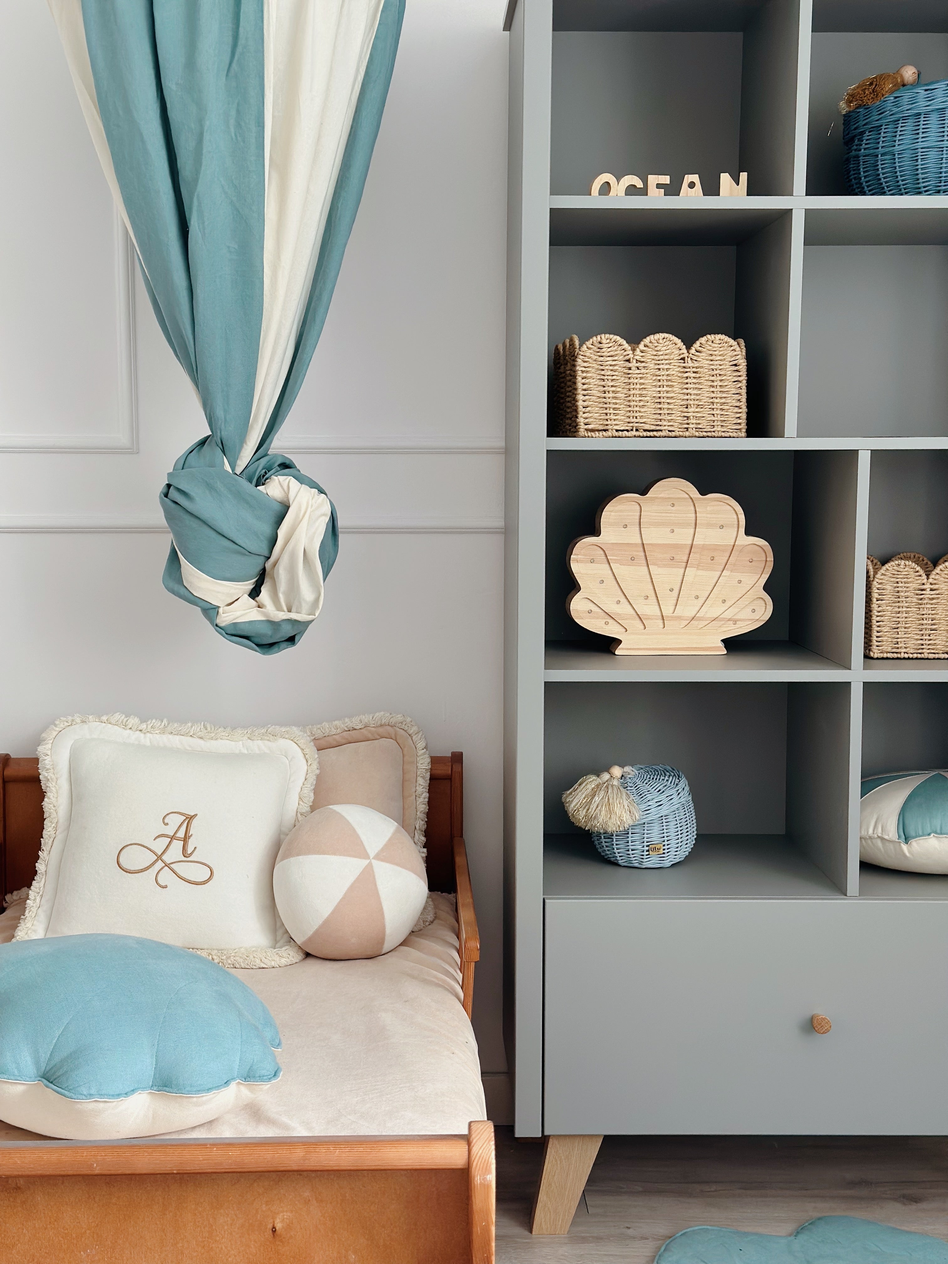 regał na książki szary z drewnianym uchwytem