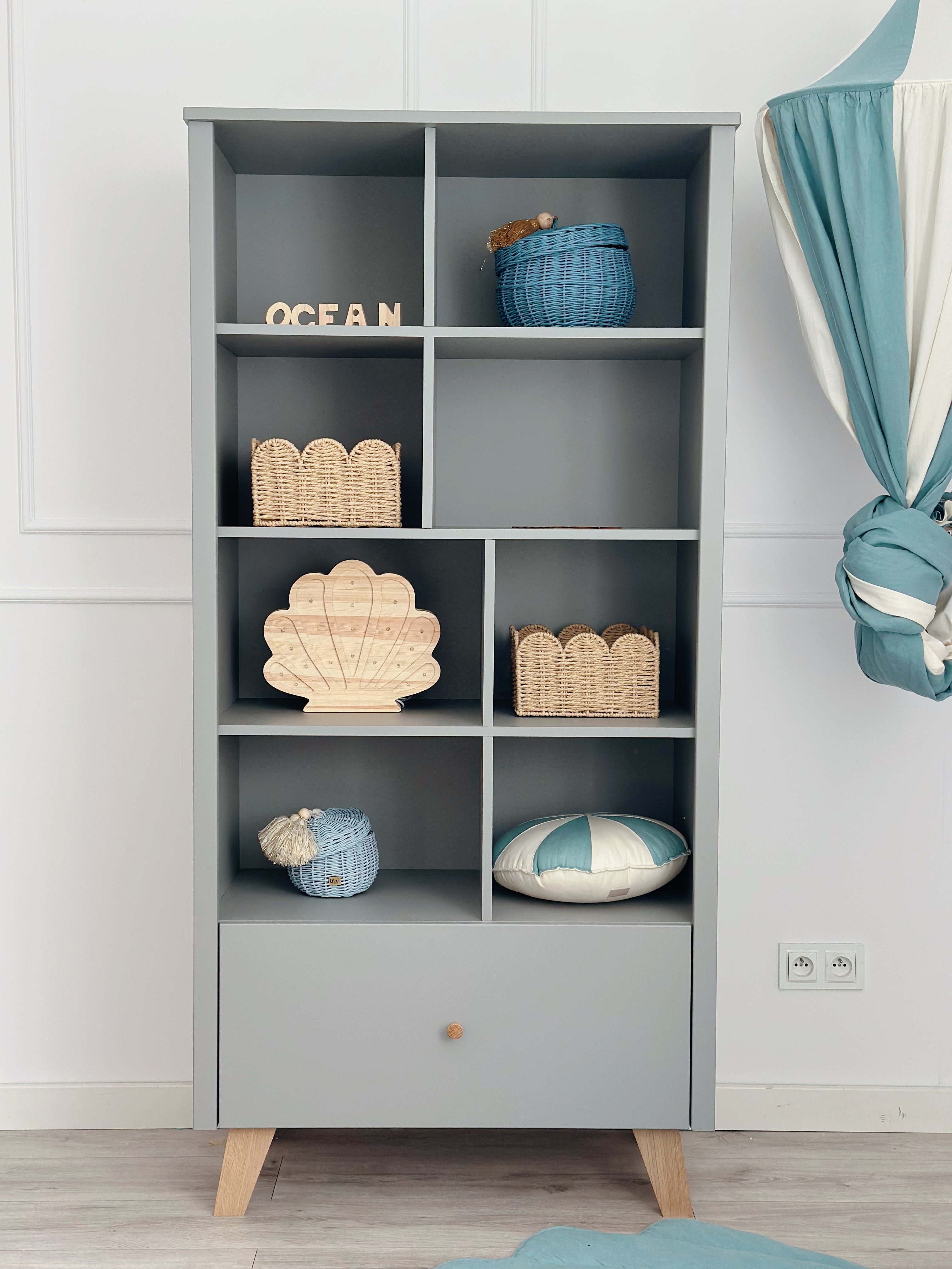 szary regał do pokoju chłopca