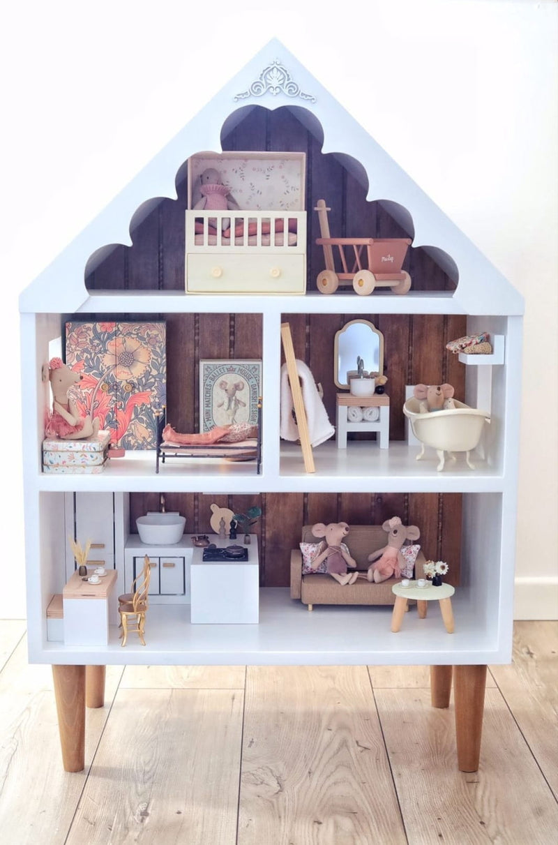 Retro domek dla myszek na nóżkach