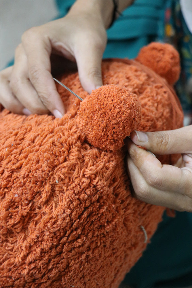 Poduszka podłogowa/puf z pomponami Bubbly