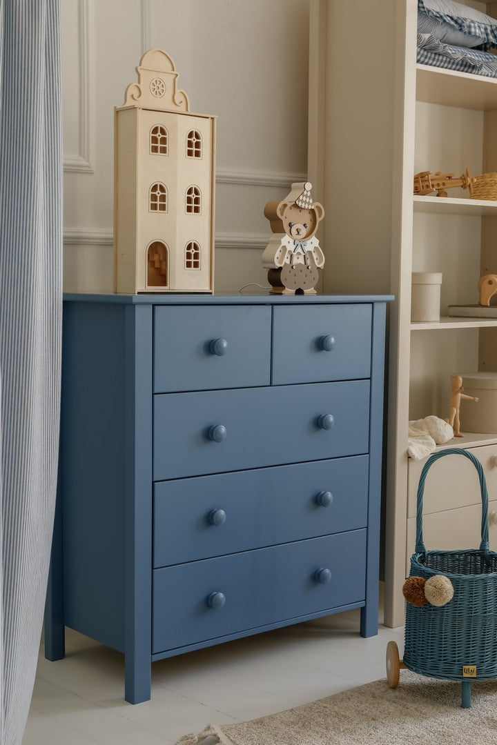 wąska komoda z szufladami