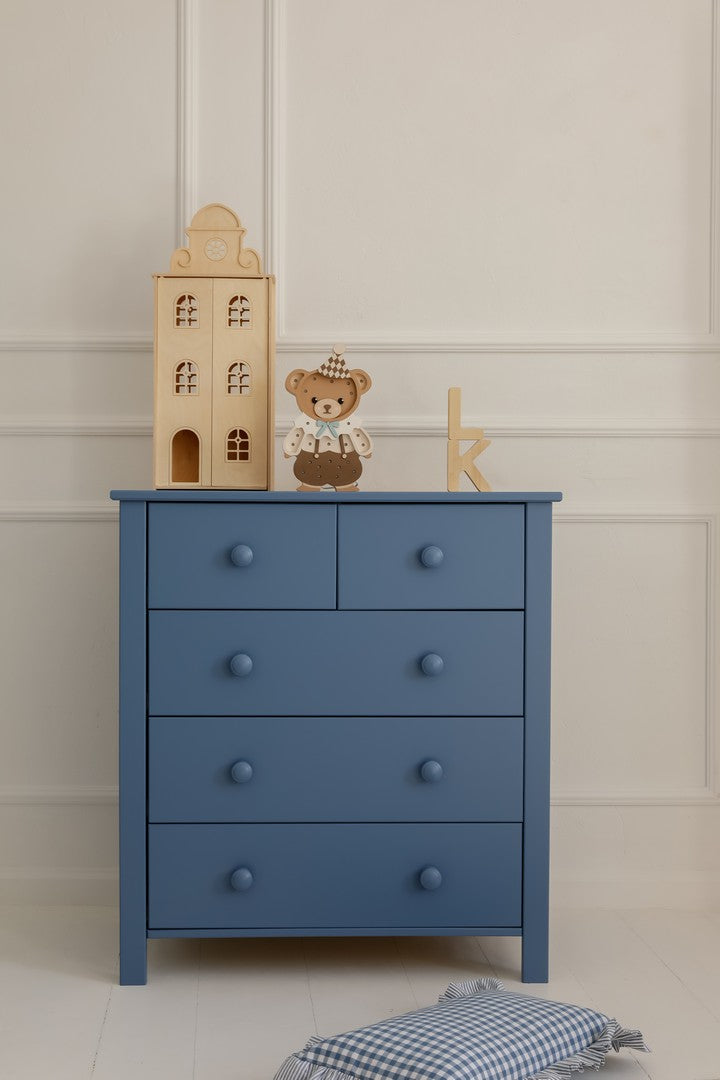 niebieska komoda z szufladami